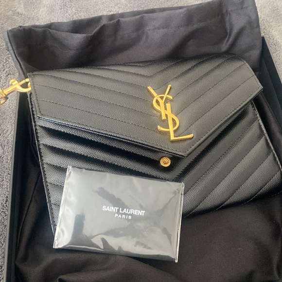 AUTHENTIC MONOGRAM CLUTCH IN QUILTED GRAIN DE POUDRE EMBOSSED LEATHER - Picture 8 of 10